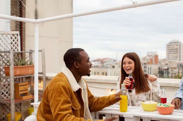 Feche pessoas felizes com bebidas e lanches