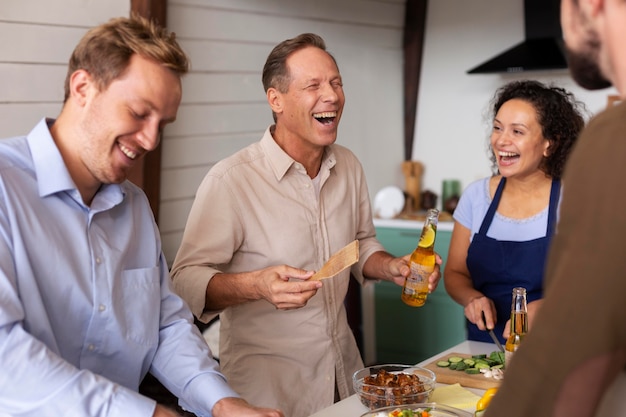 Foto grátis feche pessoas felizes com comida