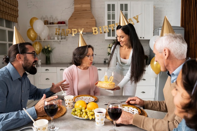 Foto grátis feche pessoas felizes comemorando