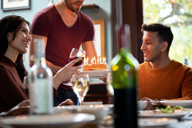 Foto grátis feche pessoas felizes na mesa