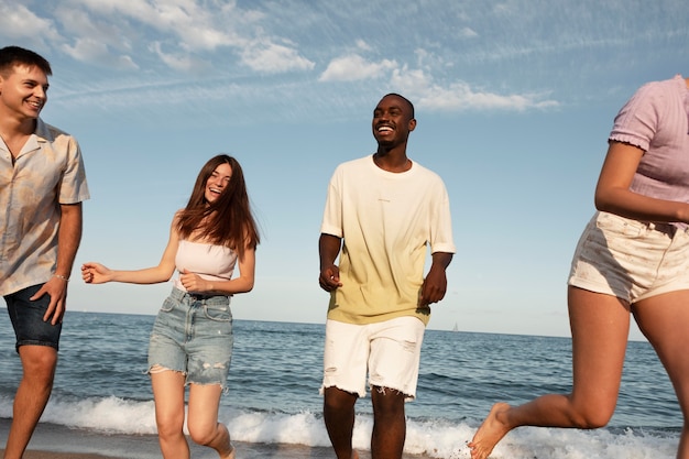 Feche pessoas sorridentes no mar