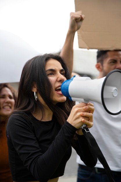 Foto grátis feche pessoas zangadas em protesto