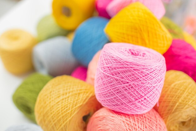 Fecho de bolas de fios cores do arco-íris fios de tricô para roupas de inverno feitas à mão fios coloridos