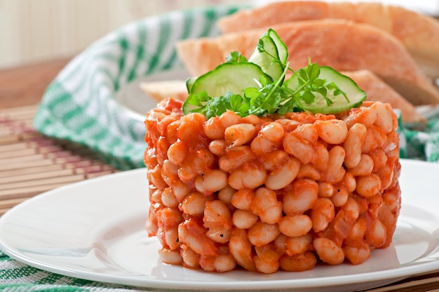 Feijão cozido com molho de tomate