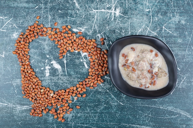 Foto grátis feijão marrom e sopa de cogumelos sobre fundo azul. foto de alta qualidade