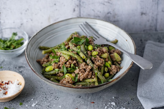 Feijão verde com carne picada na tigela