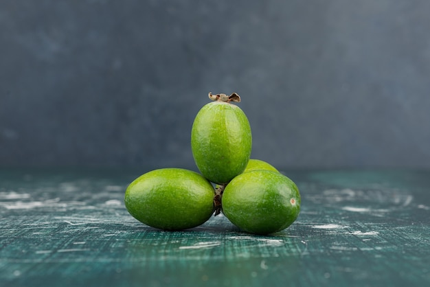 Feijoa verde em superfície de mármore