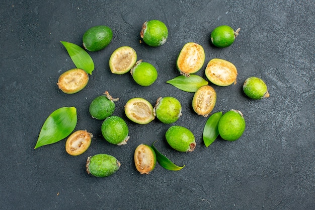 Feijoas frescas em superfície escura