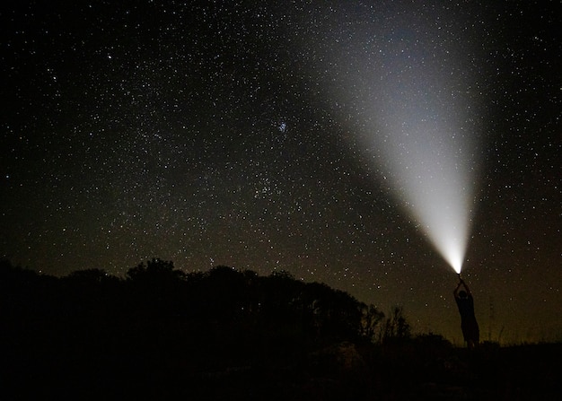 Feixe de luz no céu da noite estrelada