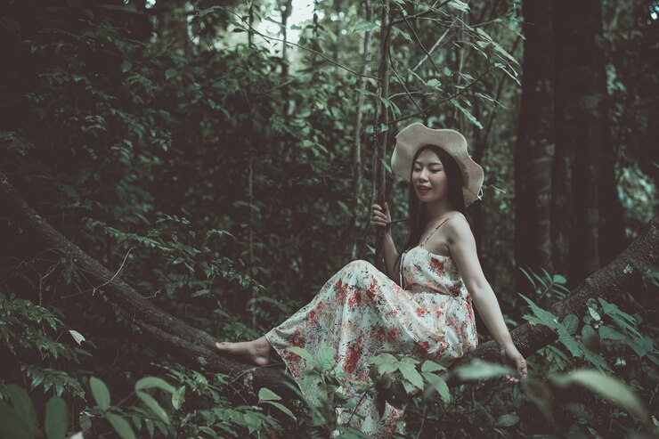 Foto grátis felicidade linda mulher asiática usando chapéu de palha no parque