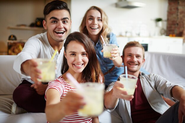 Felicidades com bebidas, grupo de amigos