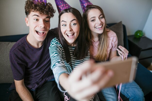 Feliz, adolescentes, levando, um, selfie