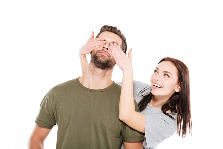 Foto grátis feliz, amando o jovem casal dançando isolado
