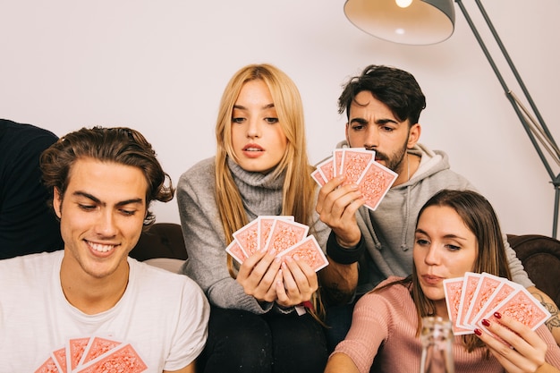 Foto grátis feliz amigos jogando jogo de cartas