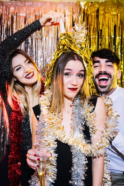 Foto grátis feliz amigos nas celebrações de 2018