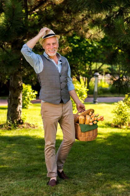 Feliz, andar homem, com, um, cesta, tiro longo