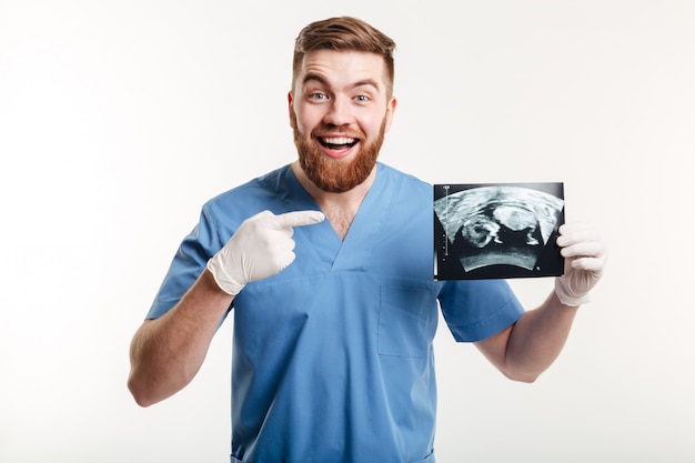Feliz animado médico masculino ou enfermeira apontando o dedo