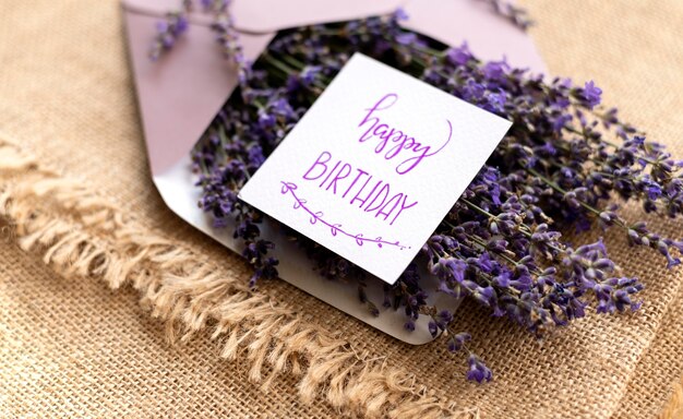 Feliz aniversário buquê de lavanda