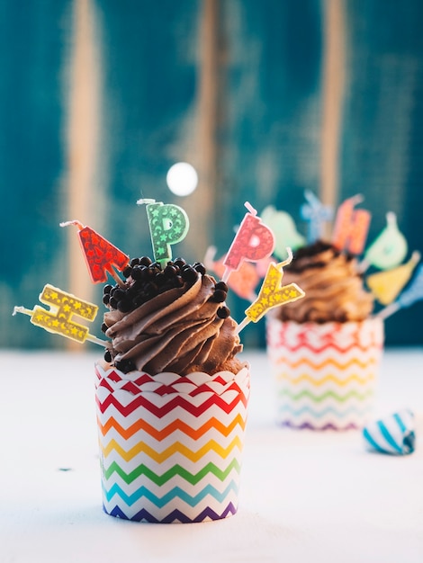 Feliz aniversário velas em cupcakes