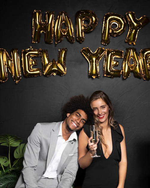 Foto grátis feliz ano novo 2020 balões com casal fofo