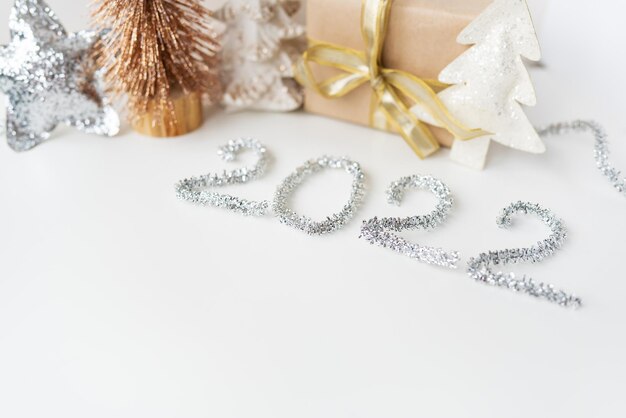 Feliz ano novo 2022. decoração festiva - árvore de natal, presente, estrela, enfeites de natal. espaço de cópia em branco para decalque ou outros objetos.