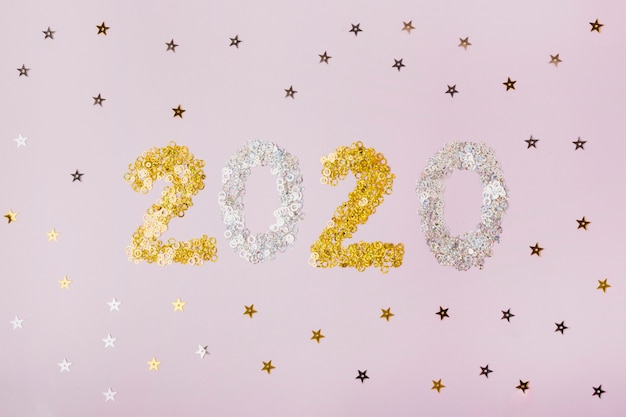 Feliz ano novo com números 2020 com estrelas douradas