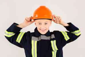 Foto grátis feliz bombeiro vestindo uniforme