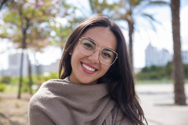 Foto grátis feliz, bonito, mulher jovem, posar, câmera, em, parque cidade