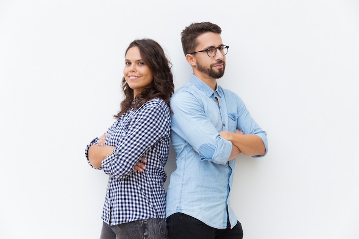Foto grátis feliz casal amigável dançando lado a lado