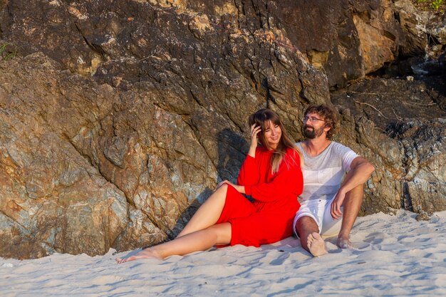Feliz casal romântico na praia tropical ao pôr do sol.