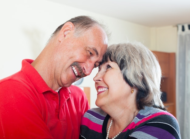 Feliz casal sênior amoroso