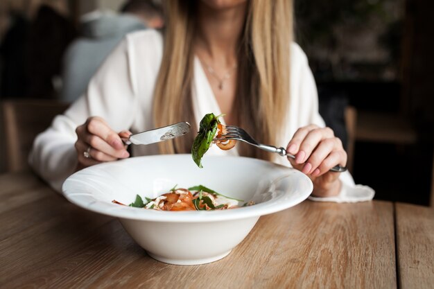 Feliz, comer, alimento, menina, salada