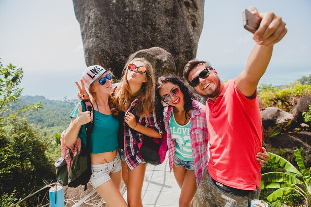 Feliz companhia hipster de amigos viajando pelo mundo