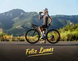 Foto grátis feliz conceito de segunda-feira com mulher na bicicleta