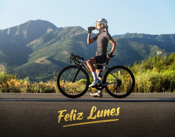 Foto grátis feliz conceito de segunda-feira com mulher na bicicleta