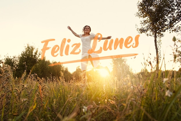 Feliz conceito de segunda-feira com mulher na natureza