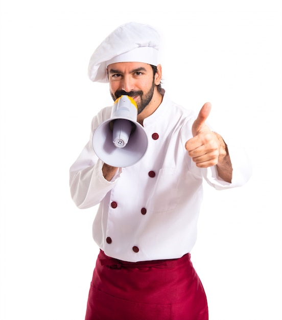 Foto grátis feliz cozinheiro chefe gritando por megafone