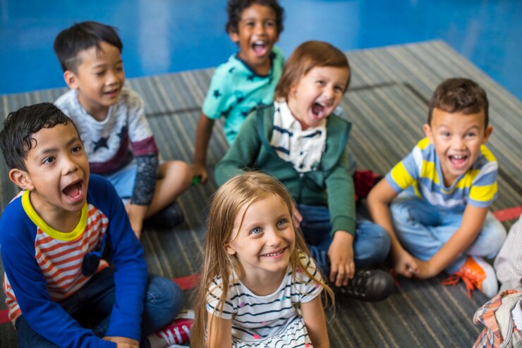 Foto grátis feliz, crianças, em, escola elementar