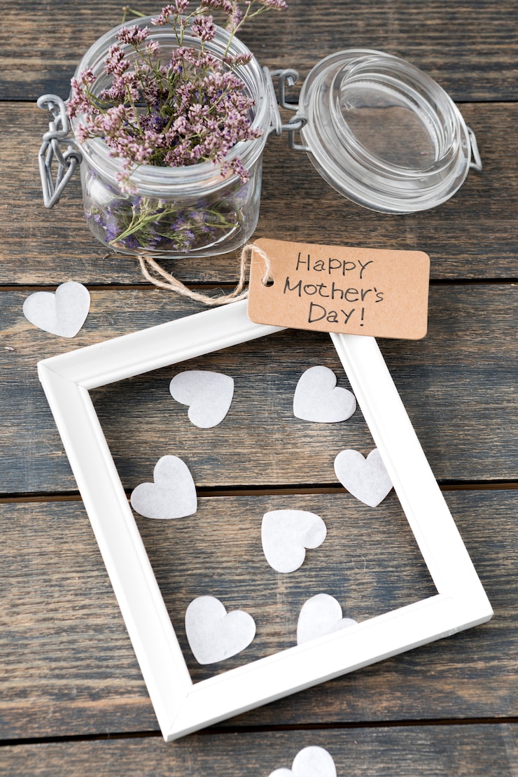 Foto grátis feliz dia das mães inscrição com flores, corações e moldura