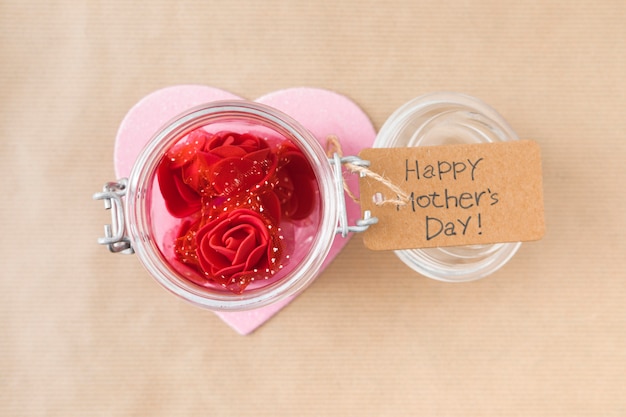 Foto grátis feliz dia das mães inscrição com flores rosas em lata