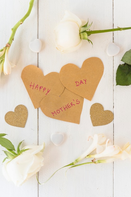 Feliz dia das mães inscrição com rosas brancas
