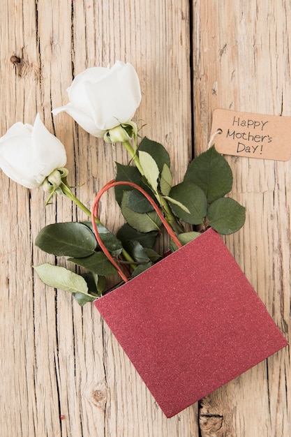 Feliz dia das mães inscrição com rosas em saco de papel