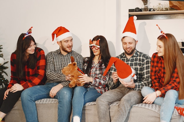 Feliz do grupo de jovens na festa.