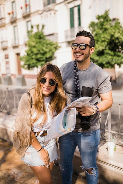 Foto grátis feliz, elegante, par jovem, segurando, mapa