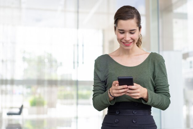 Feliz, empregado escritório, texting, mensagem, ao ar livre