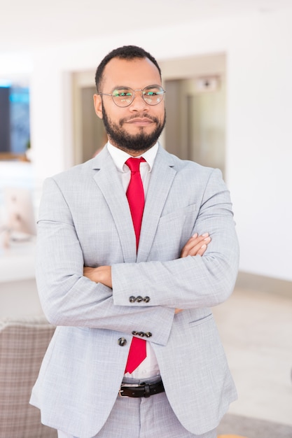 Foto grátis feliz empresário bonitão posando com os braços cruzados