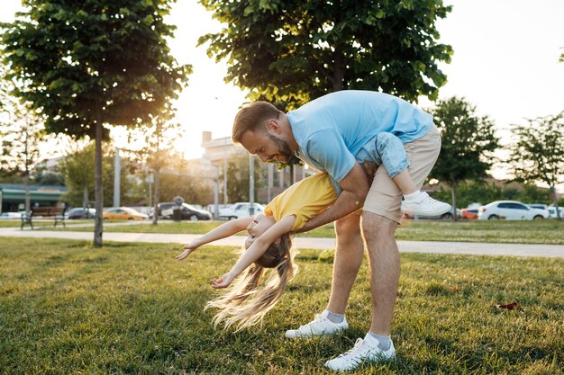 feliz família pai e filha no parque