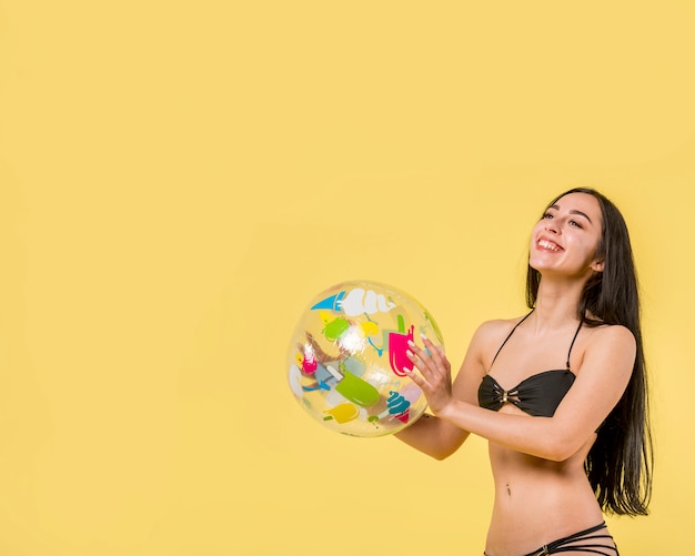 Foto grátis feliz, femininas, tocando, com, bola praia