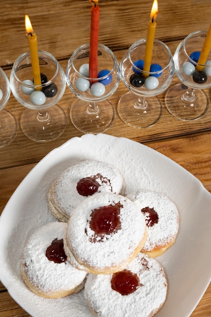 Foto grátis feliz feriado hanukkah, doces e velas