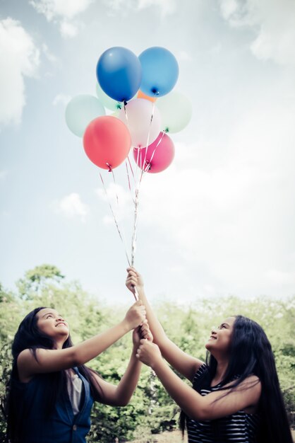 Foto grátis feliz, grupo, amigos menina, mão, segurando, balões coloridos